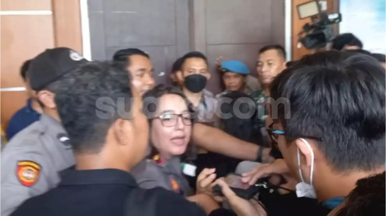 Ricuh! Massa Pendukung Luhut Provokasi Tim Hukum Haris-Fatia Jelang Sidang, Teriak Bohong