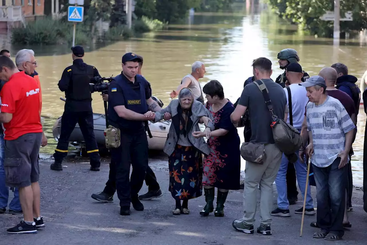 Guerre en Ukraine : après la destruction du barrage de Kakhovka, les sauveteurs pris pour cible par les Russes