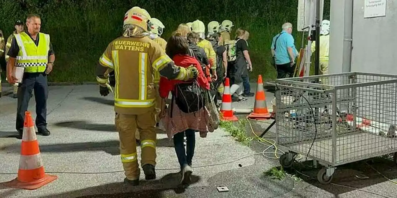 Brand in Tiroler Bahntunnel: 151 Passagiere aus Zug evakuiert