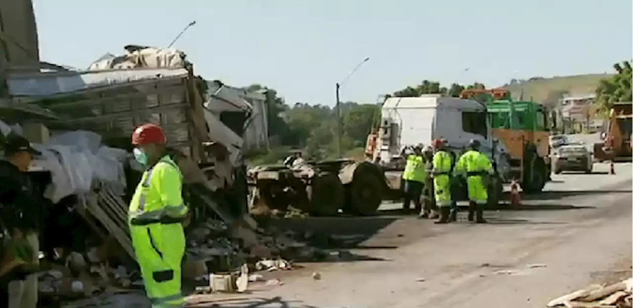 Acidente com cinco veículos em MG deixa um morto e feridos