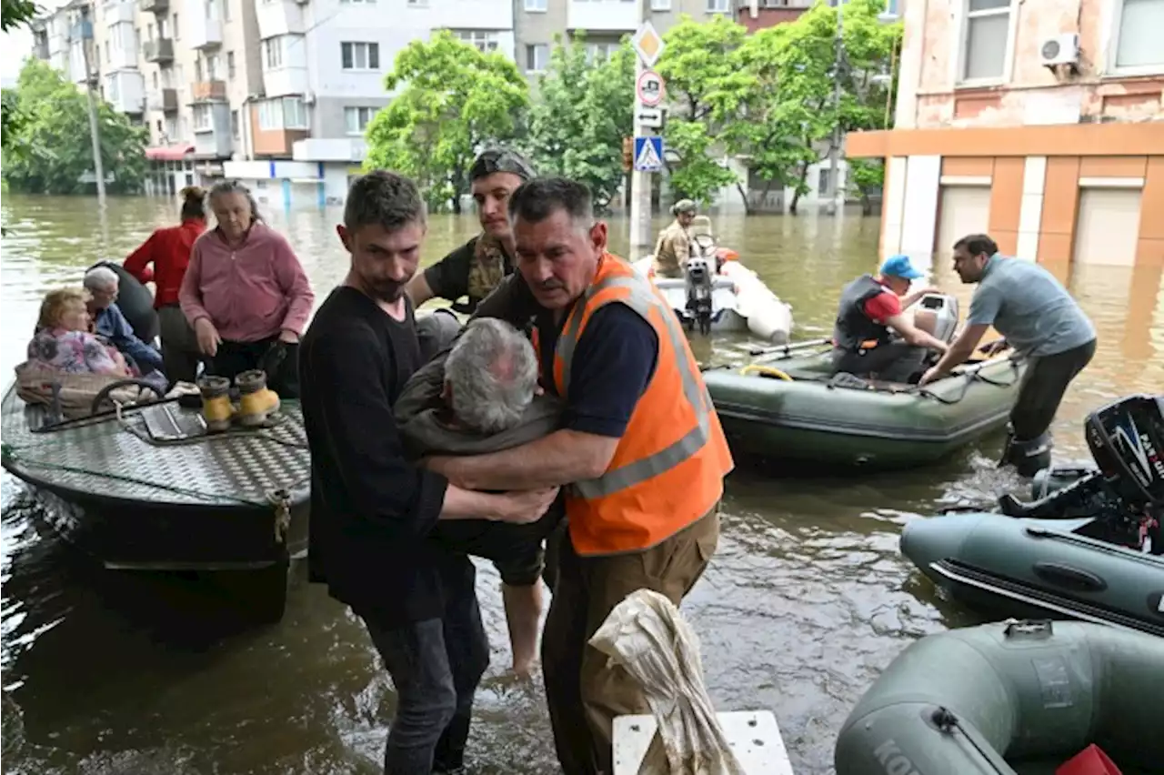 Ucrânia acusa Rússia de bombardear equipes de resgate em área inundada