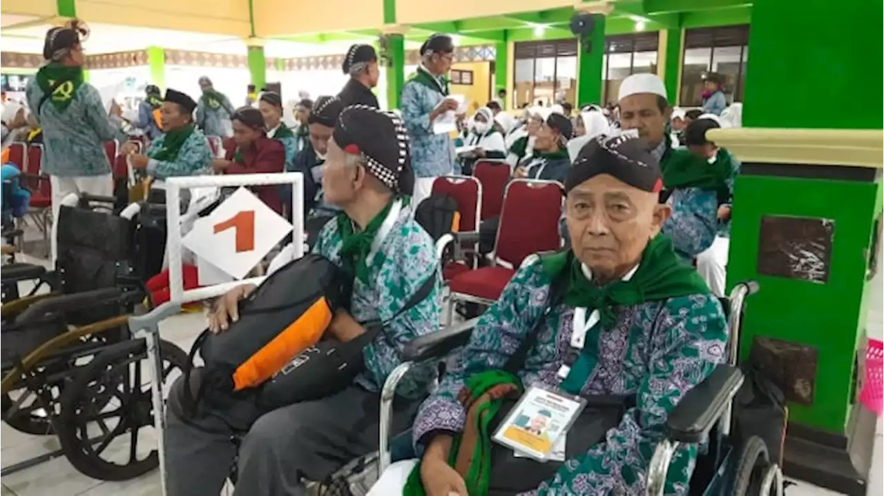 Kenalkan Budaya Jawa, Jemaah Haji Asal Gunungkidul DIY Pakai Blangkon ke Tanah Suci