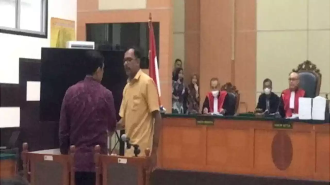 Momen Haris Azhar Salami Luhut di Akhir Sidang Usai Disinggung Hakim