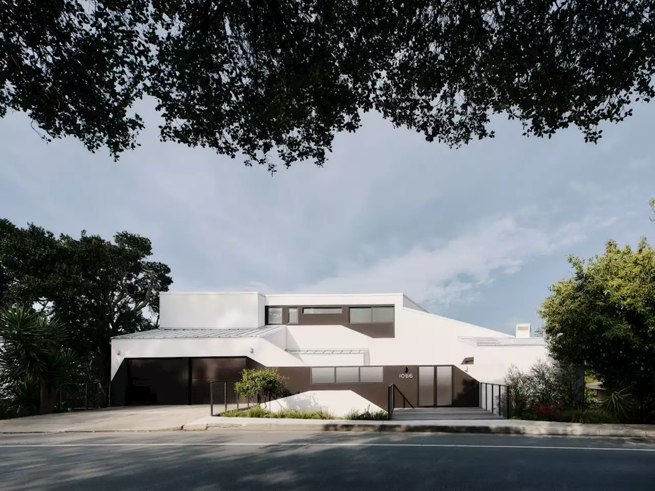 Space Invader wraps a 1970s Berkeley house in a ‘low-resolution’ wrapper