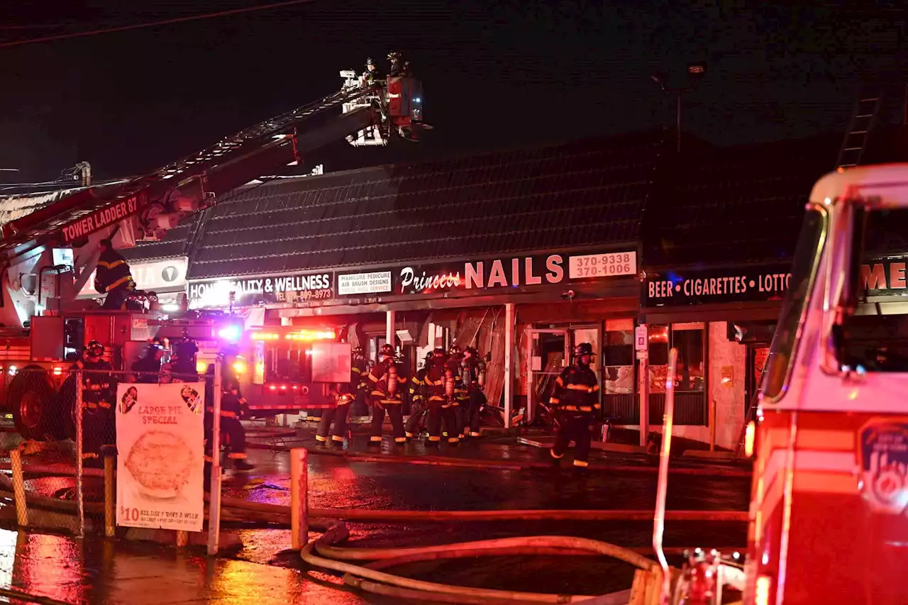 Fire tears through row of Staten Island stores, 1 firefighter injured: FDNY | amNewYork