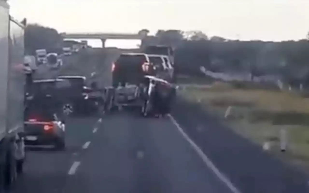 Comando intercepta tráiler con autos de lujo en la Aguascalientes-León | Video