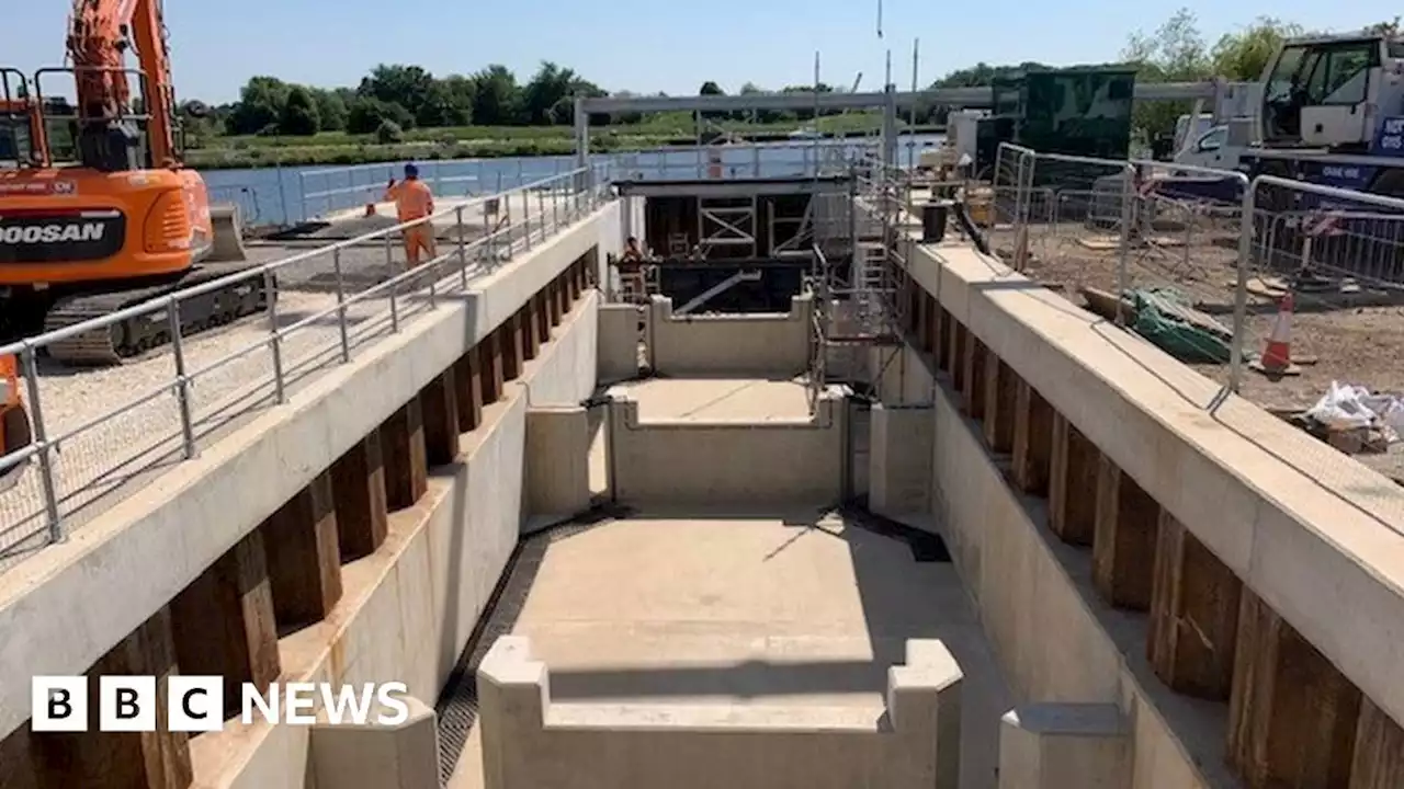 Four tonne gate lifted into place on River Trent fish pass