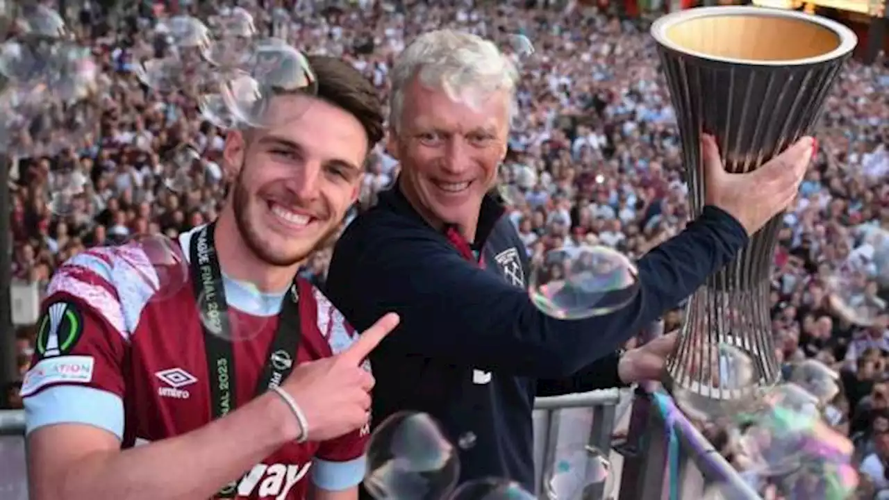 Thousands of fans watch West Ham trophy parade