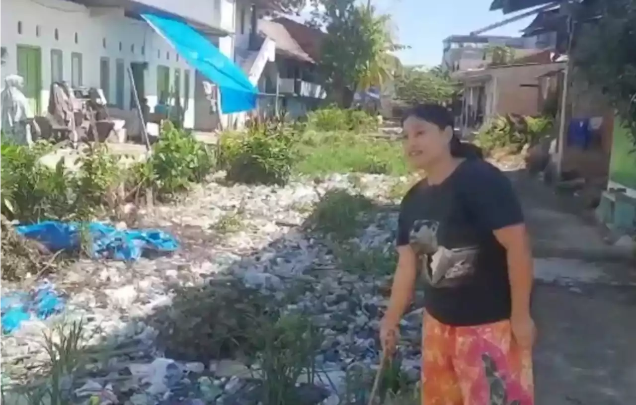 Warga Mamuju Keluhkan Sampah Menumpuk di Kanal