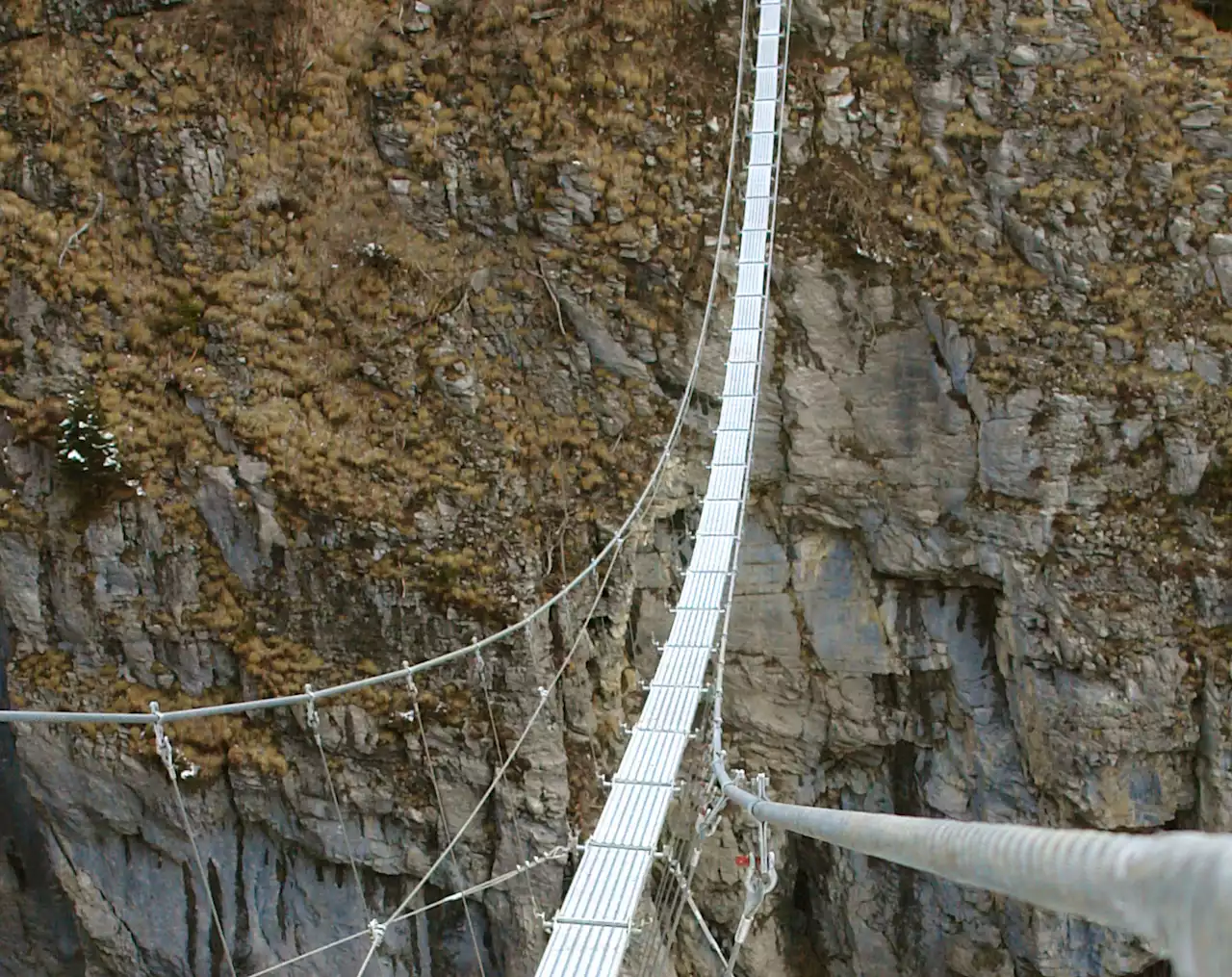 Unfall in Gimmelwald – 31-Jährige von Nepalbrücke gestürzt und verstorben – Frau war ungesichert