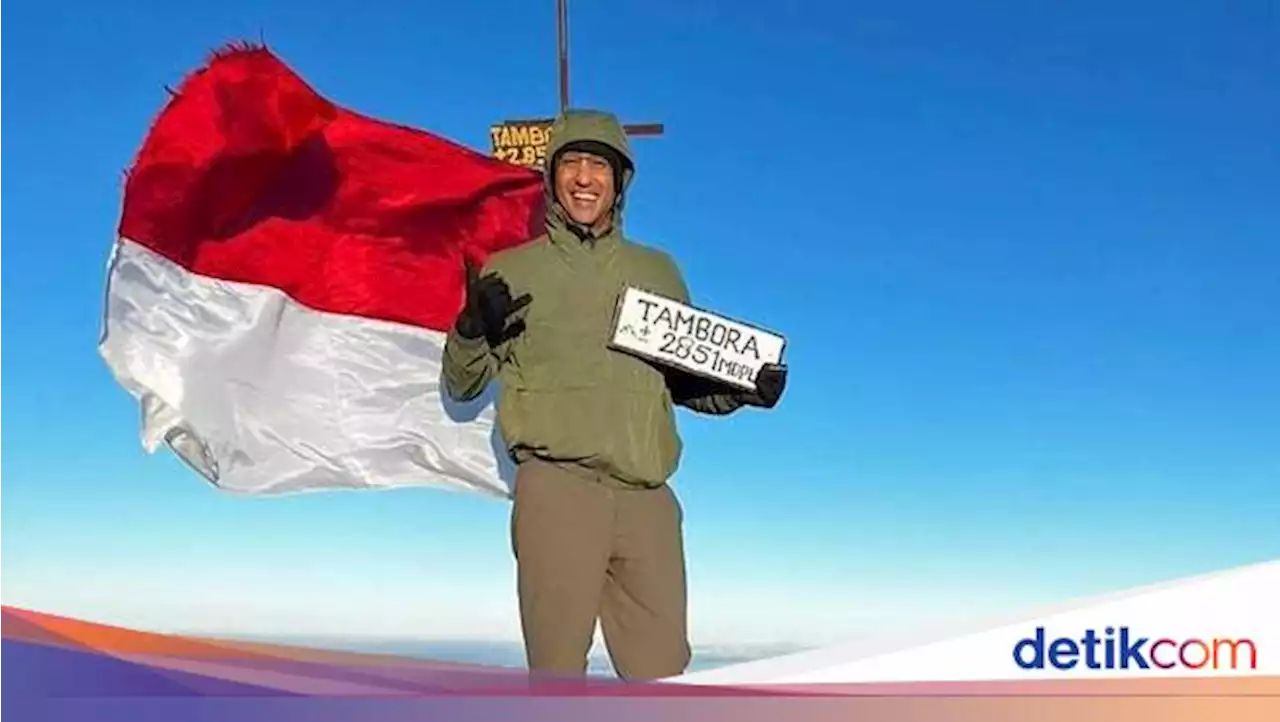 Menteri Nadiem Makarim Naik Gunung Tambora Nih, Senggol Dong!