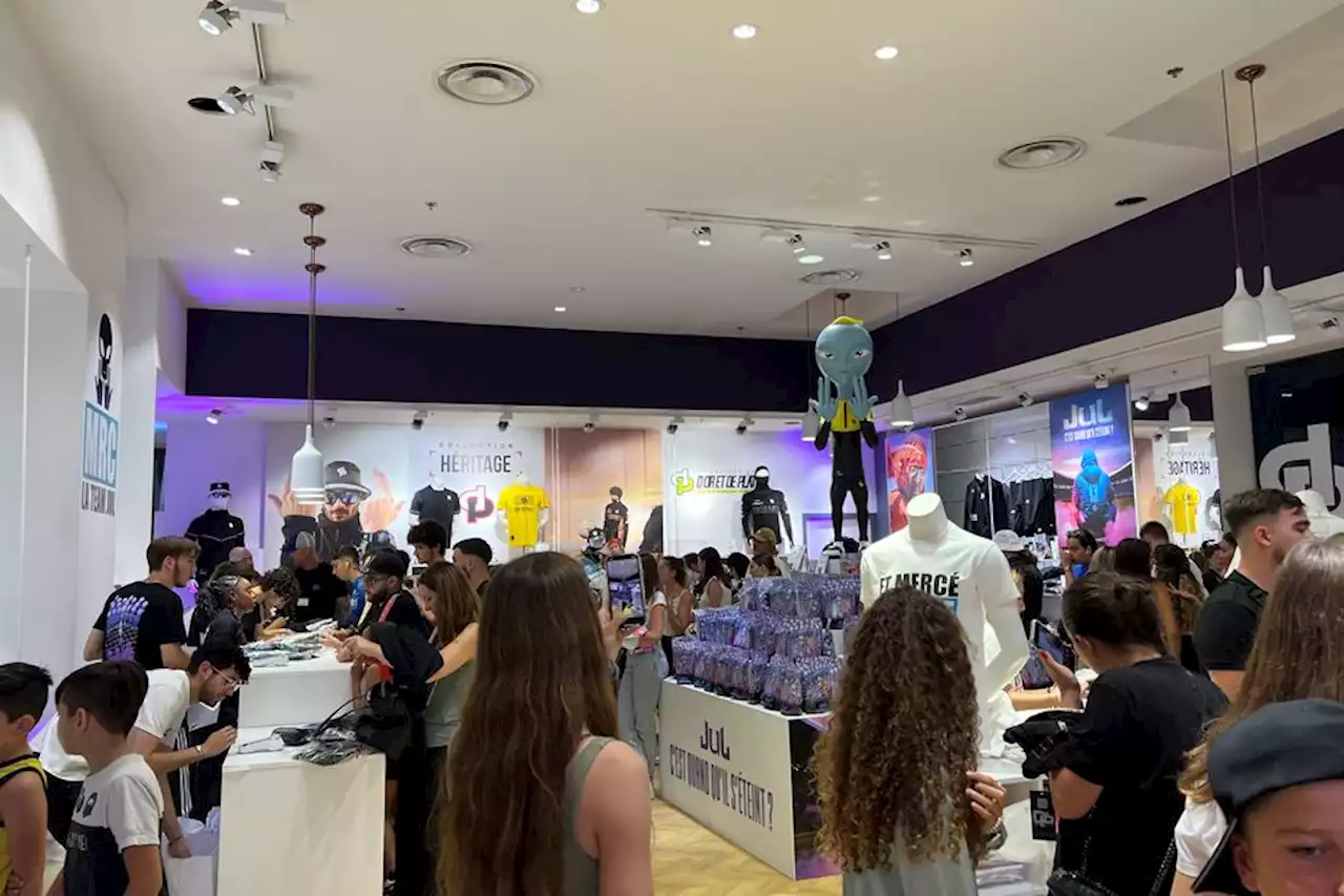 VIDEO. 'On a fait 400 km pour venir' : foule à l'ouverture du 'Jul Store', magasin éphémère dédié au rappeur marseillais