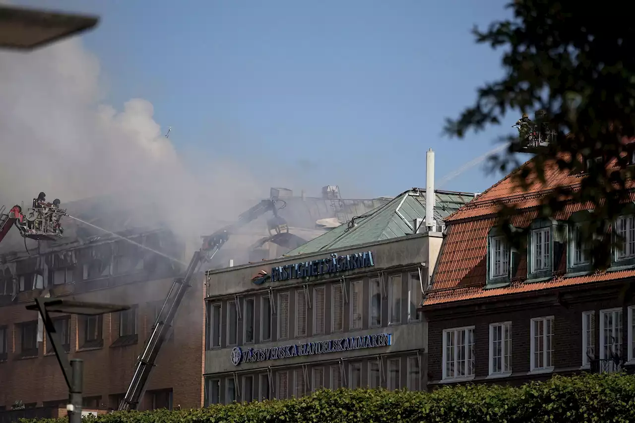 Här rivs taket på brinnande huset