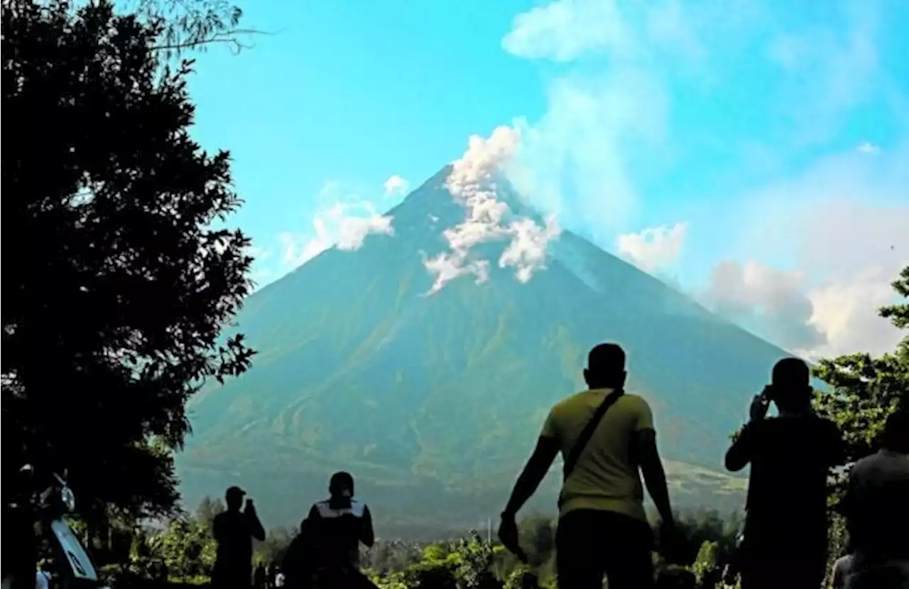 ‘Hazardous’ Mayon eruption looms; locals told to leave