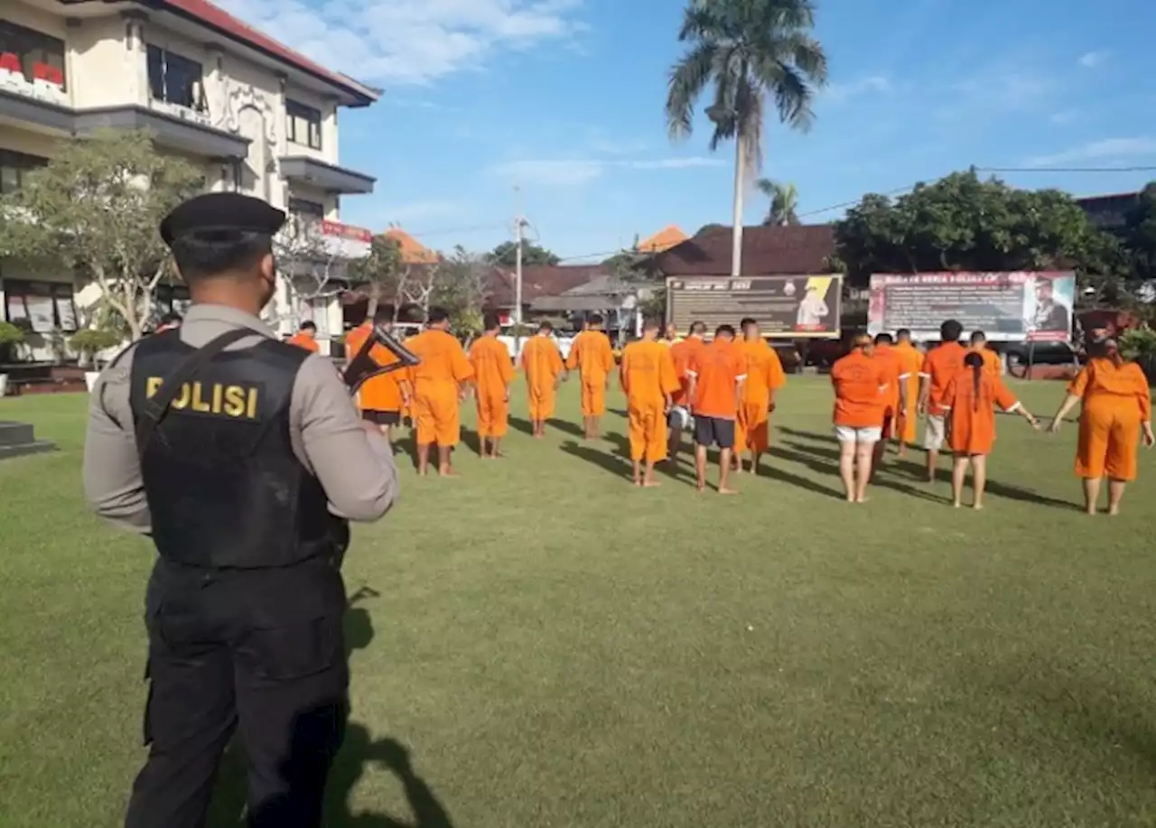 Jaga Imun, Tahanan Polres Gianyar Diajak Berjemur dan Olahraga Ringan