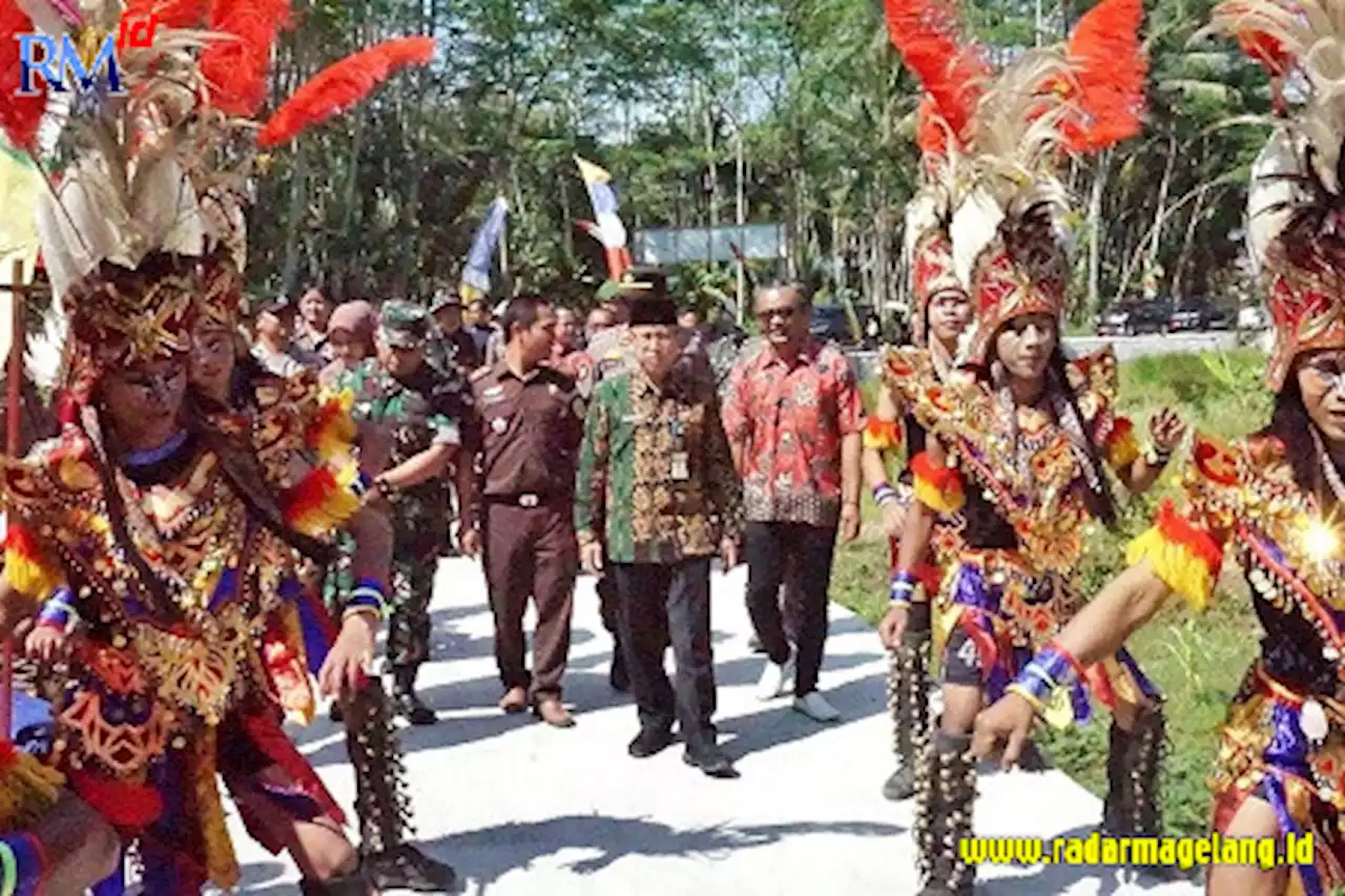 TNI Bangun Cor Blok Jalan Desa Krincing Sepanjang 500 Meter