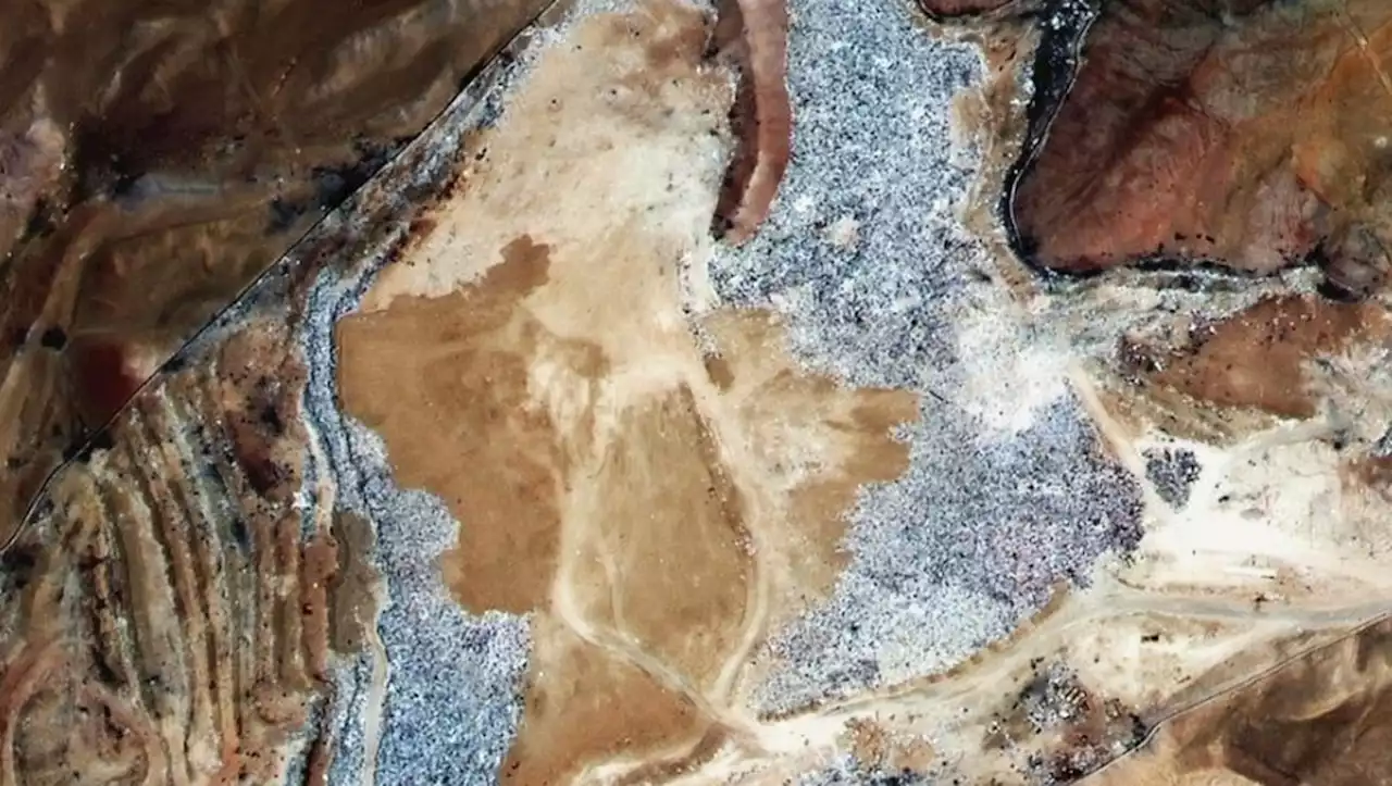 'Cemitério' de roupas no deserto do Atacama já é visível do espaço; veja fotos