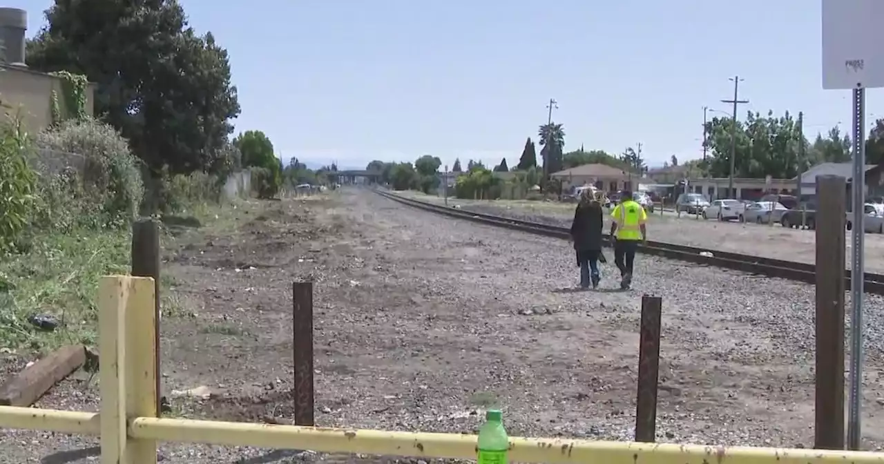 Update: Crews make major progress clearing abandoned cars from East Oakland neighborhood