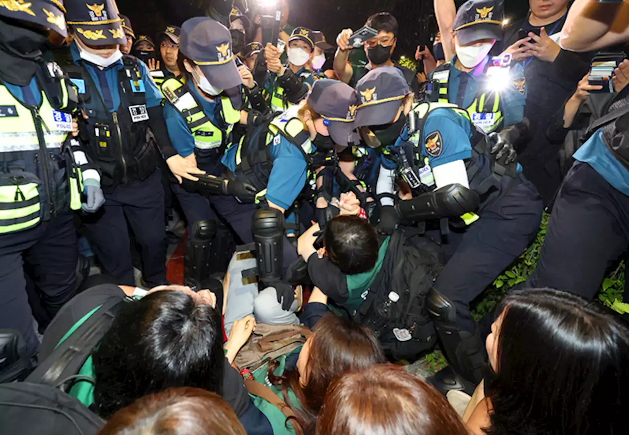 경찰, 비정규직 야간문화제 또 '강제 해산'···“부상자 다수 발생”