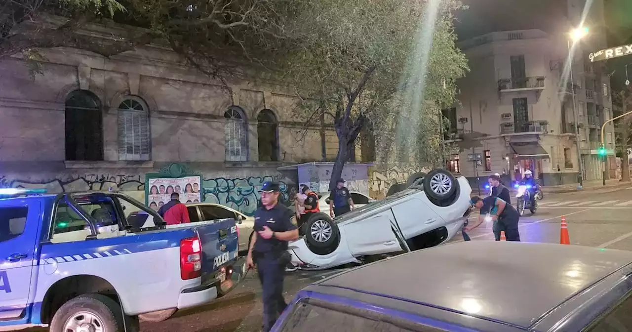 Vuelco espectacular frente a la UTA Córdoba: caos vehicular | Sucesos | La Voz del Interior