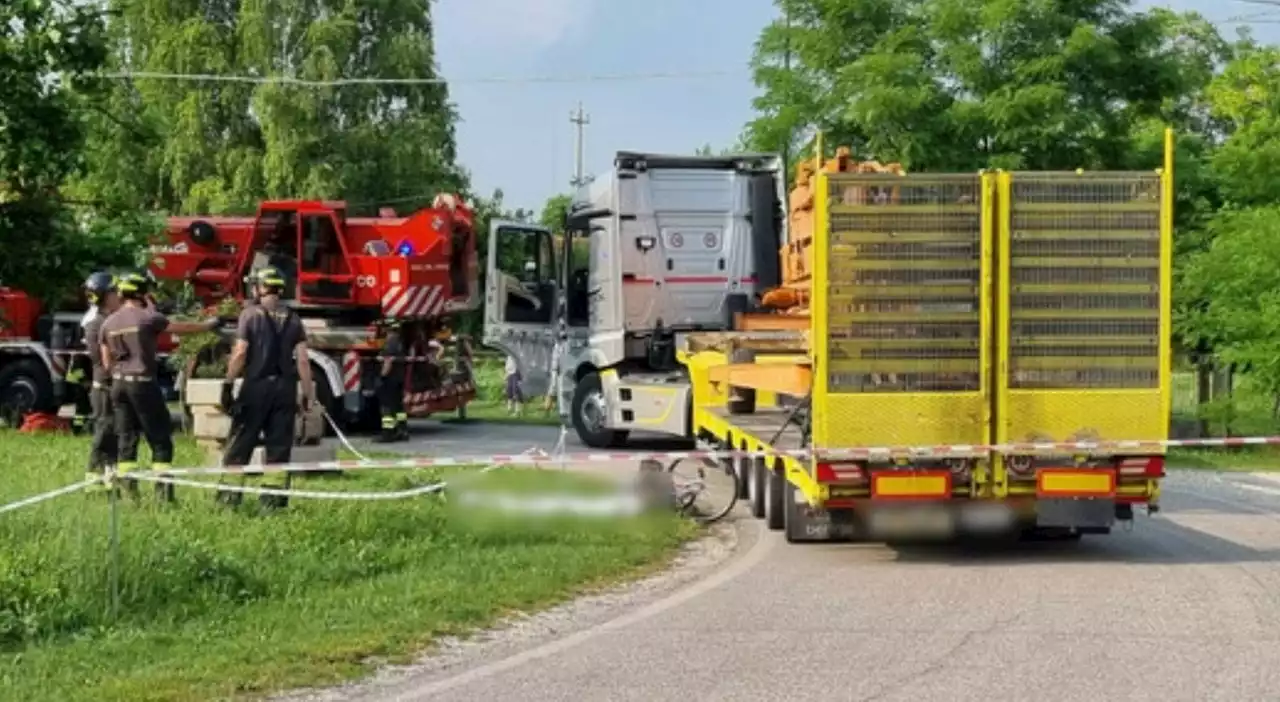 Donna in bici travolta e uccisa da un carico di cemento caduto da un camion