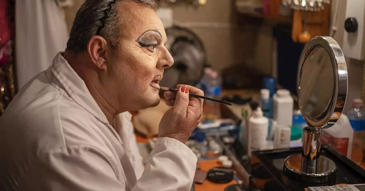 Plumes et paillettes: un cabaret drag queen dans le far west sud-africain