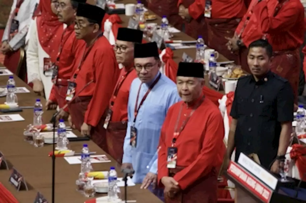 After 25 years, Anwar returns to Umno general assembly