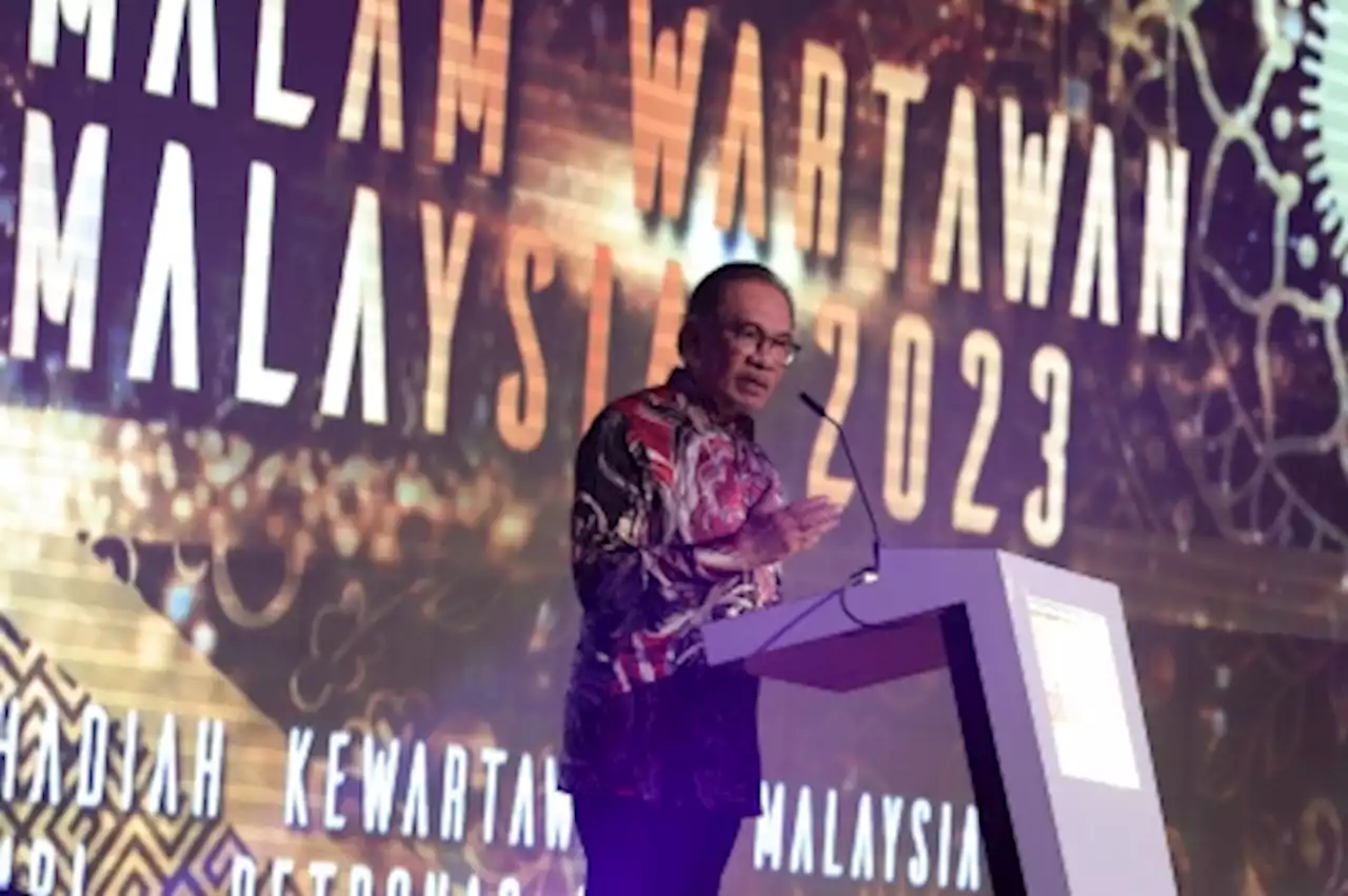 Journalists have duty to report, spark ideas for nation-building, says PM Anwar