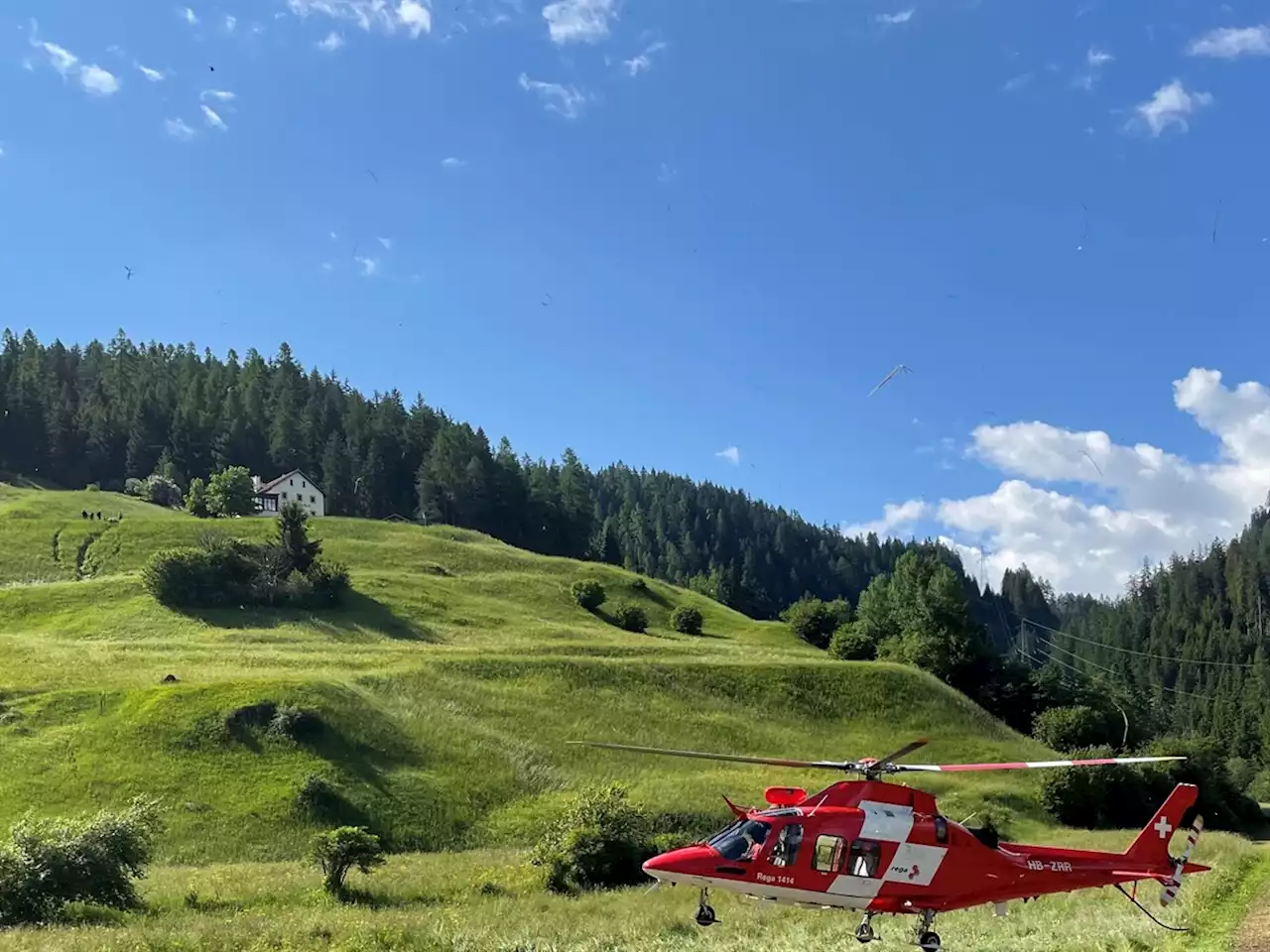 Unfall in Tinizong GR: Motorradfahrer (78) nach Sturz ins Spital geflogen