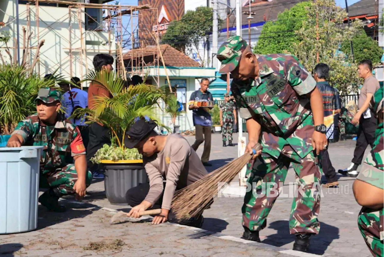 Pasca-Kerusuhan, Warga Yogyakarta Gelar Kerja Bakti di Tamansiswa  |Republika Online