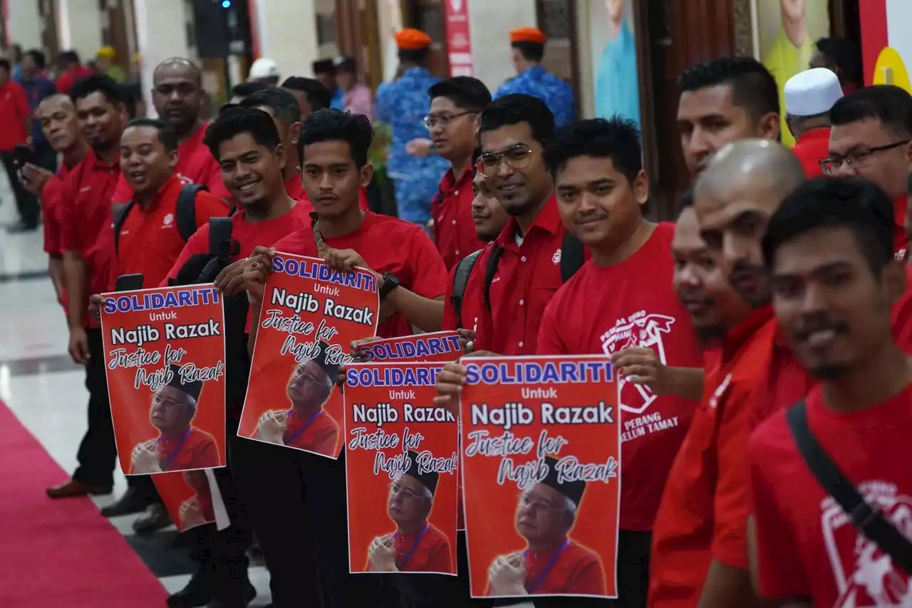 Poster tuntut bebas Najib Razak disebar di Perhimpunan Agung UMNO