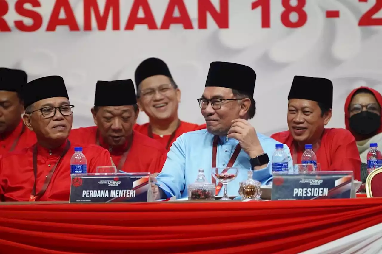 ‘Saya masih ingat lirik lagu UMNO’ – Anwar