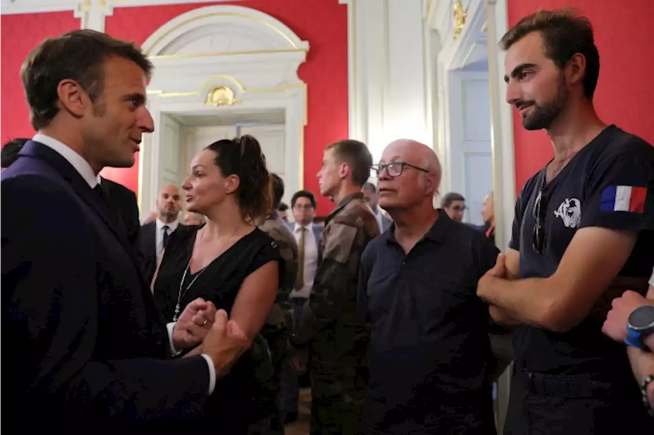 França exalta ‘herói da mochila’ por salvar crianças em ataque a faca