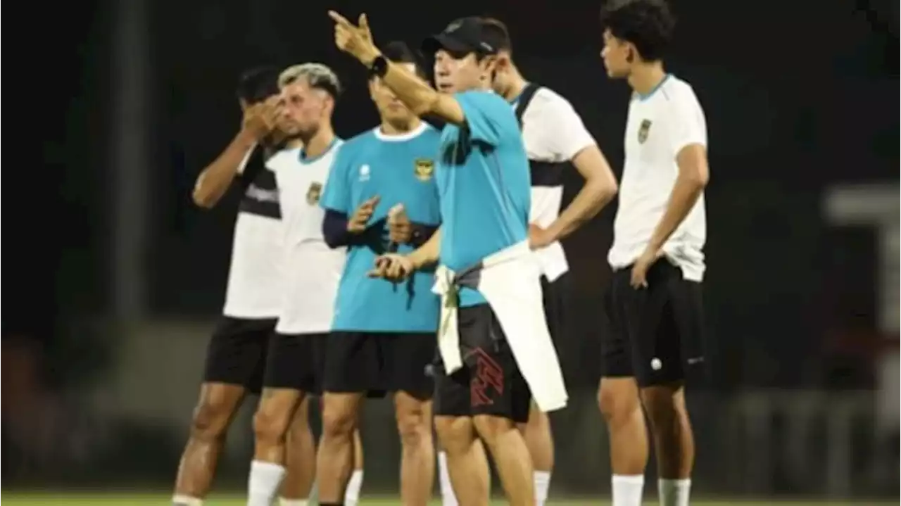 Shin Tae-yong Pimpin Latihan Timnas Indonesia di Surabaya