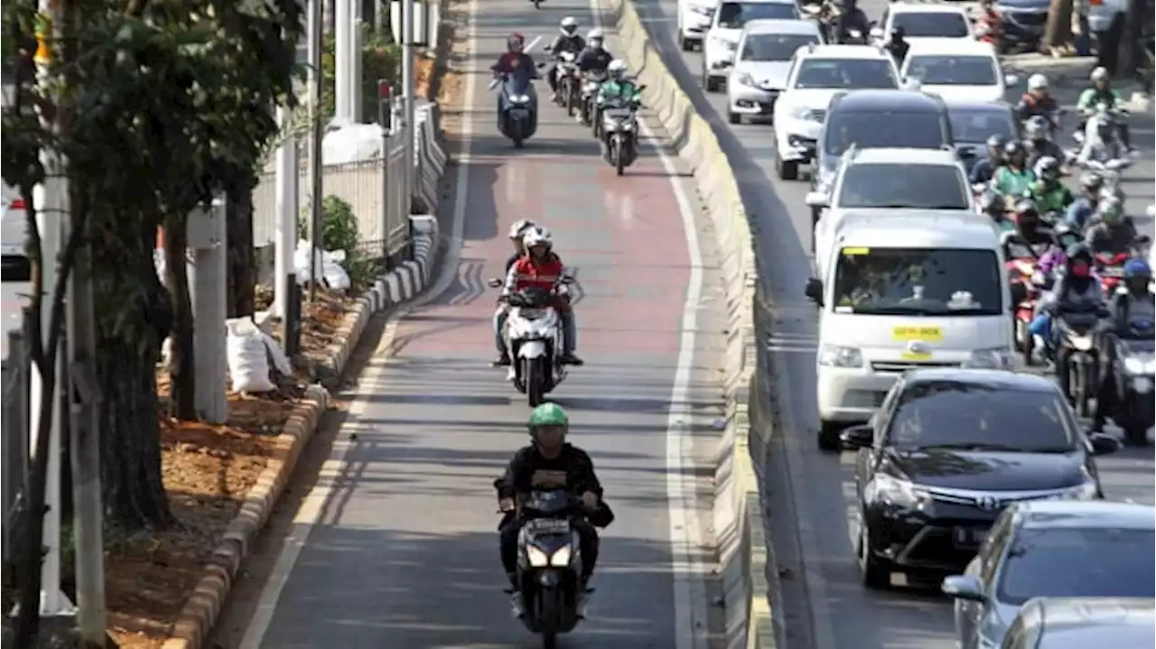 Viral, Pengendara Motor Celana Loreng Tak Ditilang saat Lewat Jalur Busway Tuai Pro Kontra