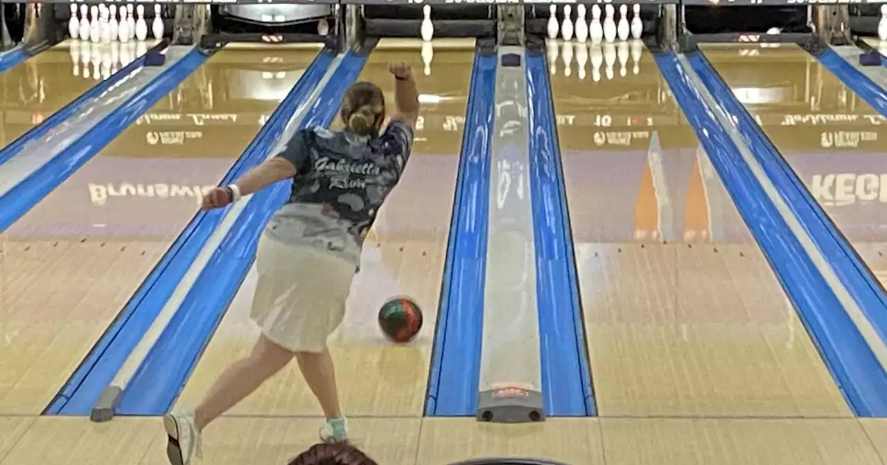 Lucky Strike: Pro bowlers spare time to hit the lanes with the community