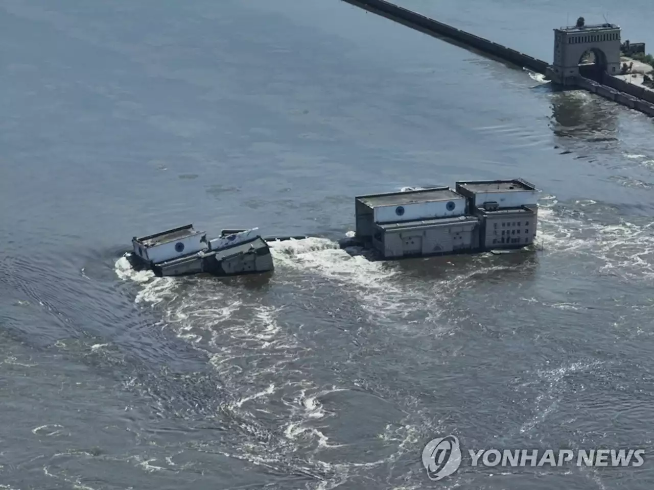 우크라 보안국 '댐 폭파 러시아 소행 입증하는 러軍 통화 감청' | 연합뉴스