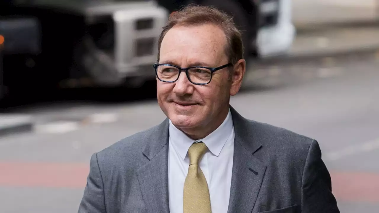 Arranca el juicio contra Kevin Spacey con duros testimonios: 'Le agarró el pene con tanta fuerza que le dolía'