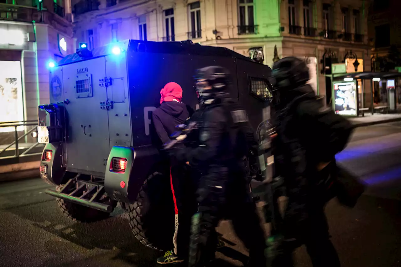 Francia, quarta notte di proteste e scontri: le news