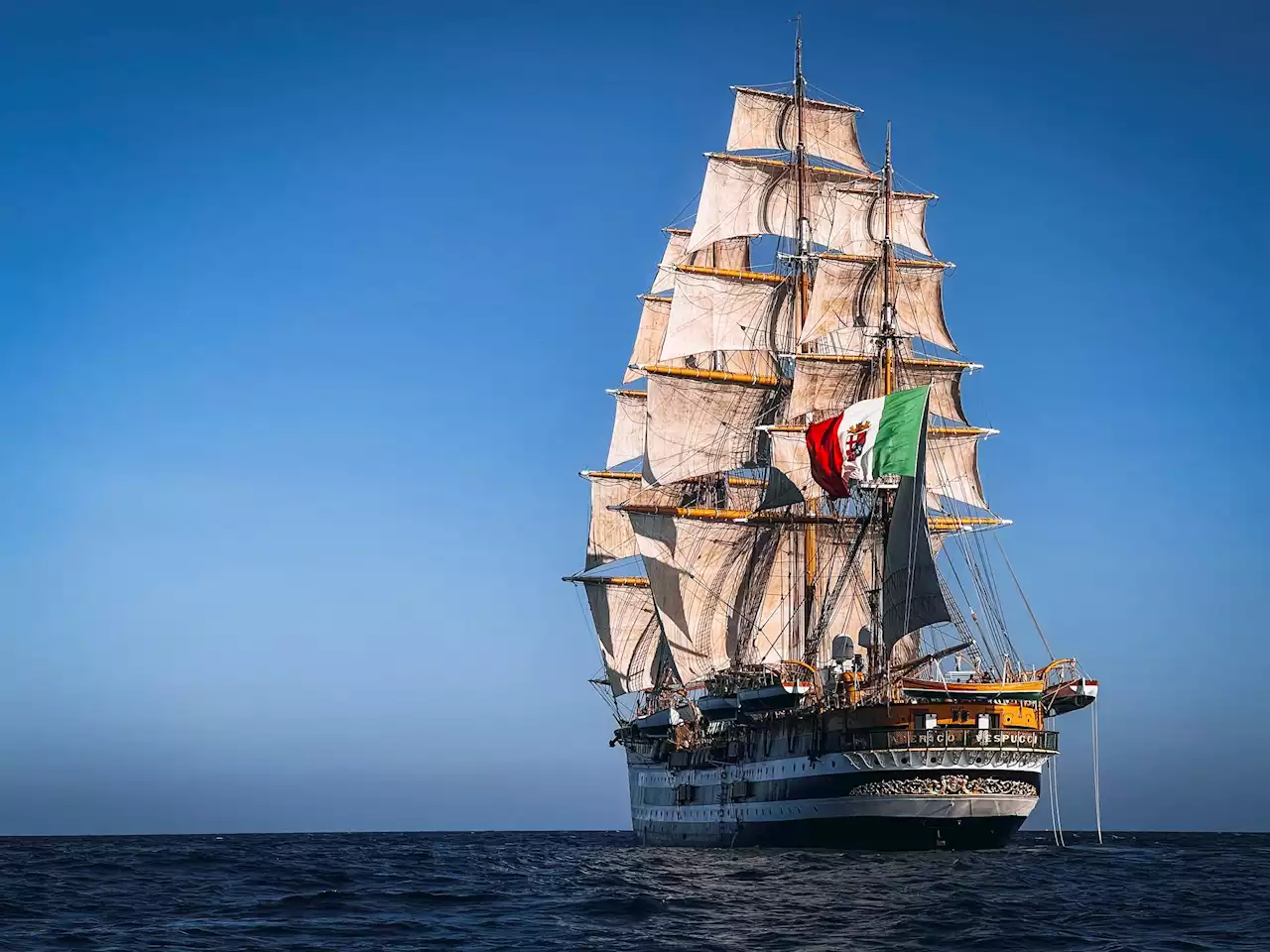 Nave Amerigo Vespucci parte per il giro del mondo, durerà due anni