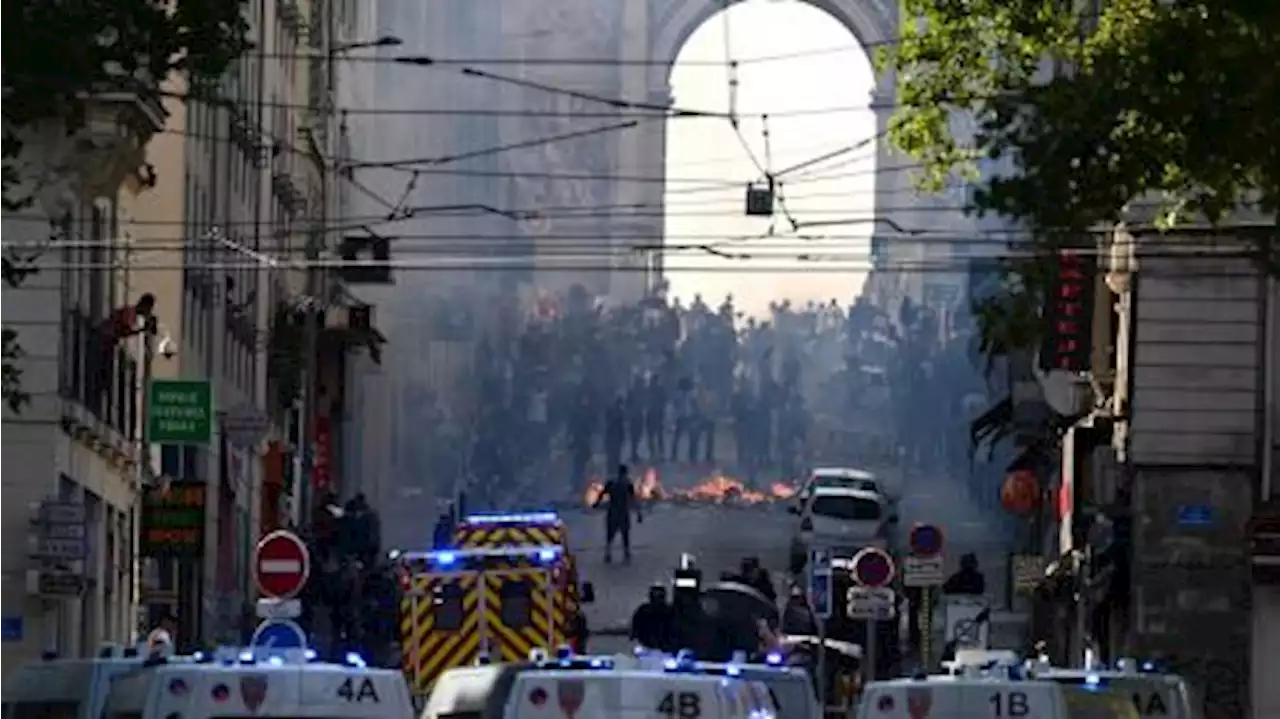 Más de 1.300 detenidos en Francia antes del funeral del joven baleado por un policía