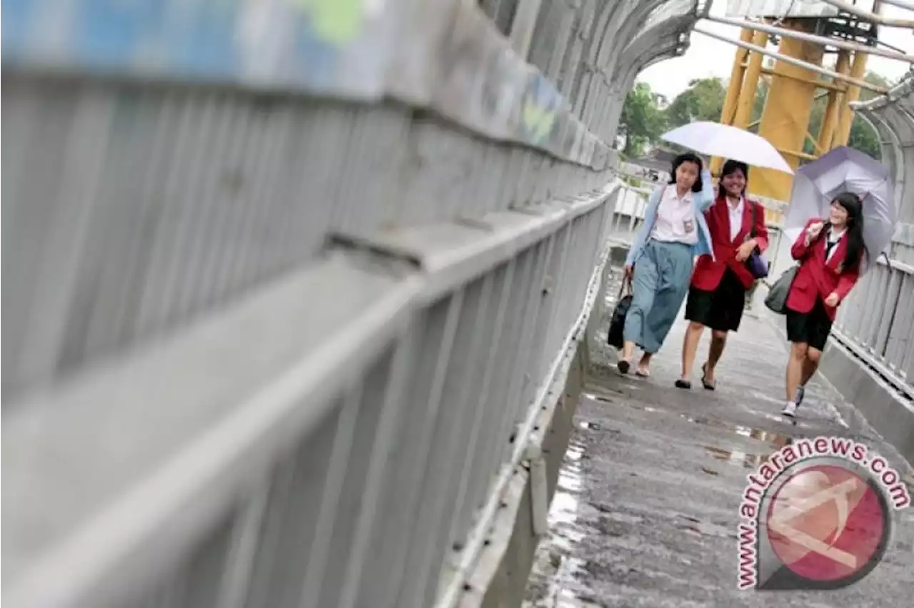 Minggu, sebagian DKI Jakarta hujan ringan