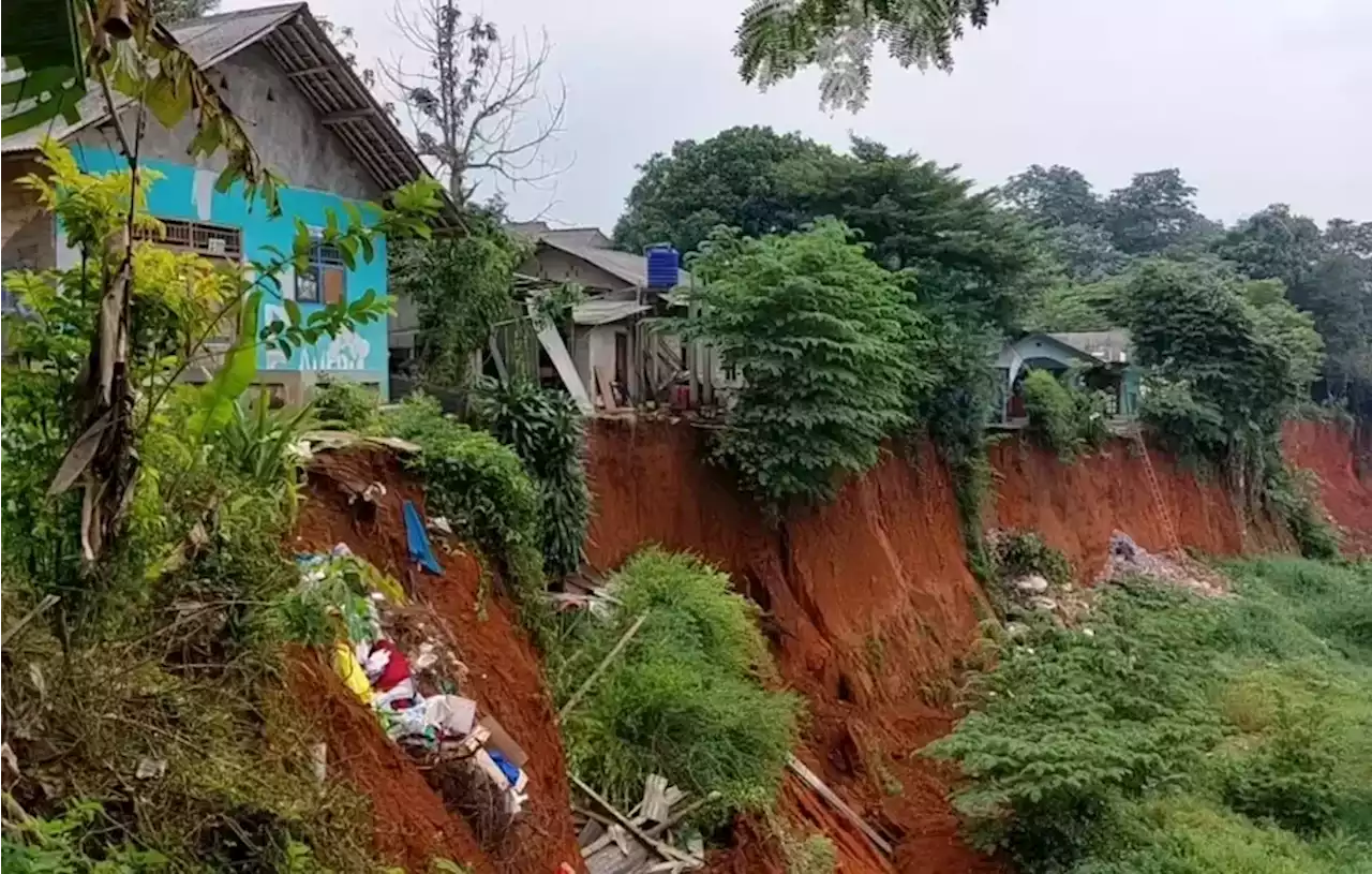 Longsor Tebing di Sawangan, 5 Rumah Terancam Hilang