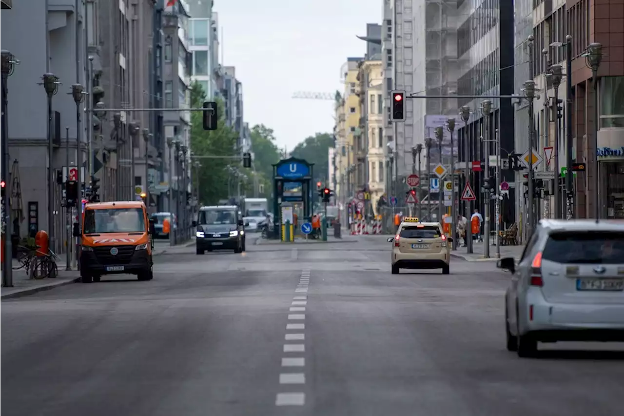 Seit Samstag rollen auf der Friedrichstraße wieder Autos