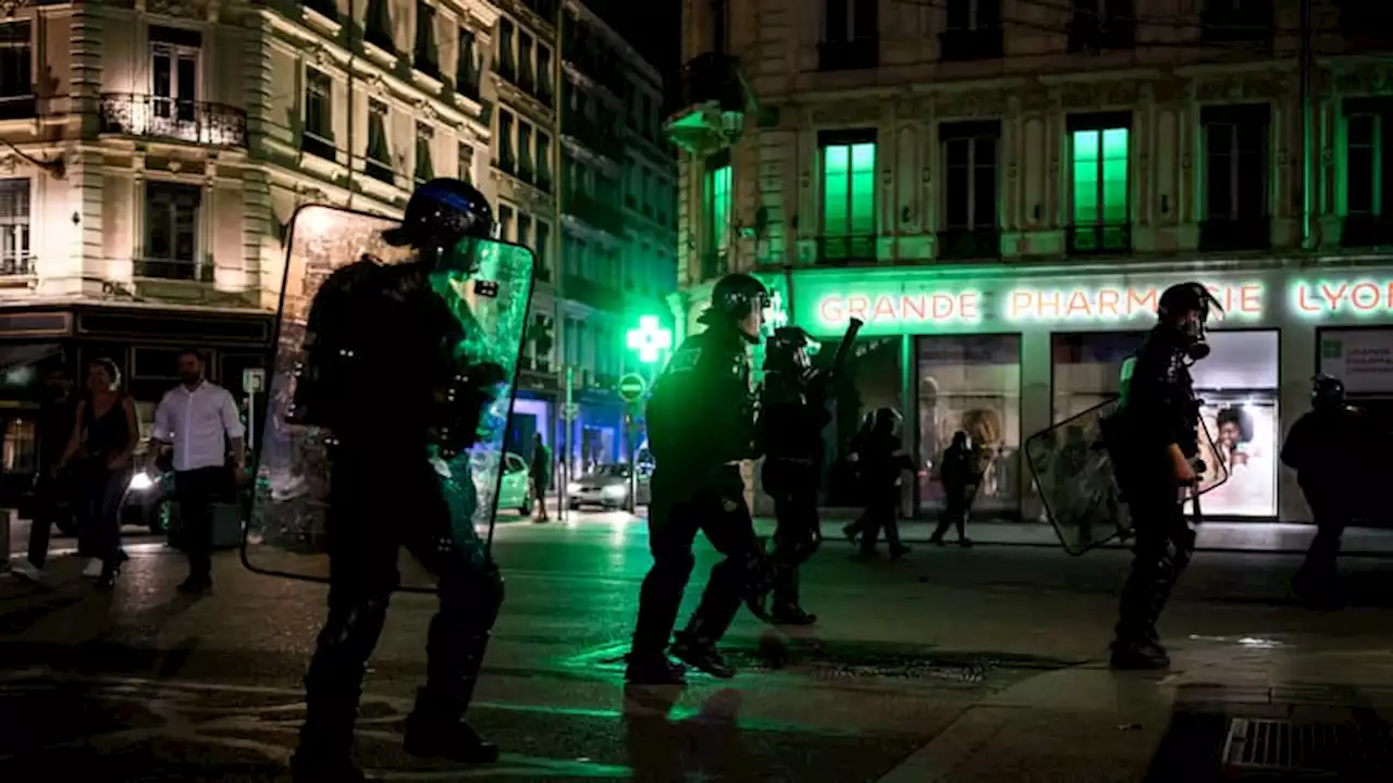 Émeutes: trois policiers blessés par des armes longues à grenaille à Vaulx-en-Velin