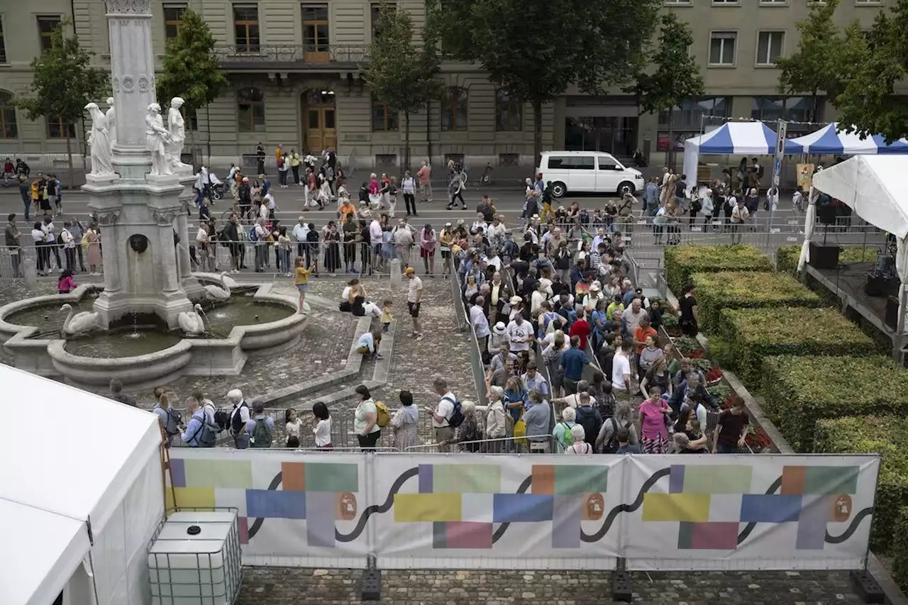 Vor dem Bundeshaus stehen Interessierte in einer langen Schlange