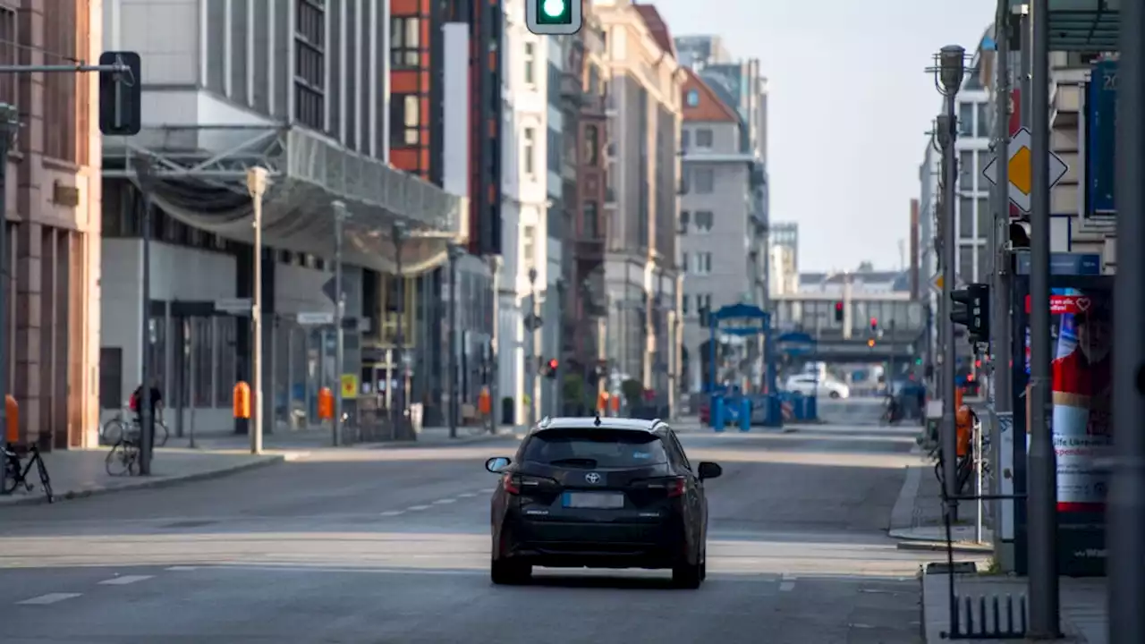 Auf der Friedrichstraße rollen wieder Autos