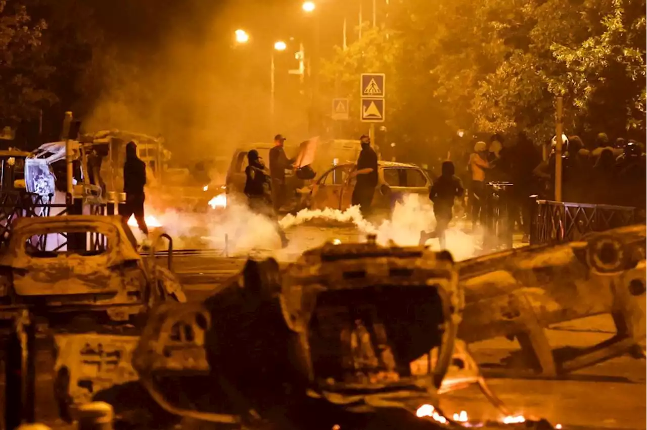 Protestos na França têm depredações, lojas saqueadas e prisão de jovens