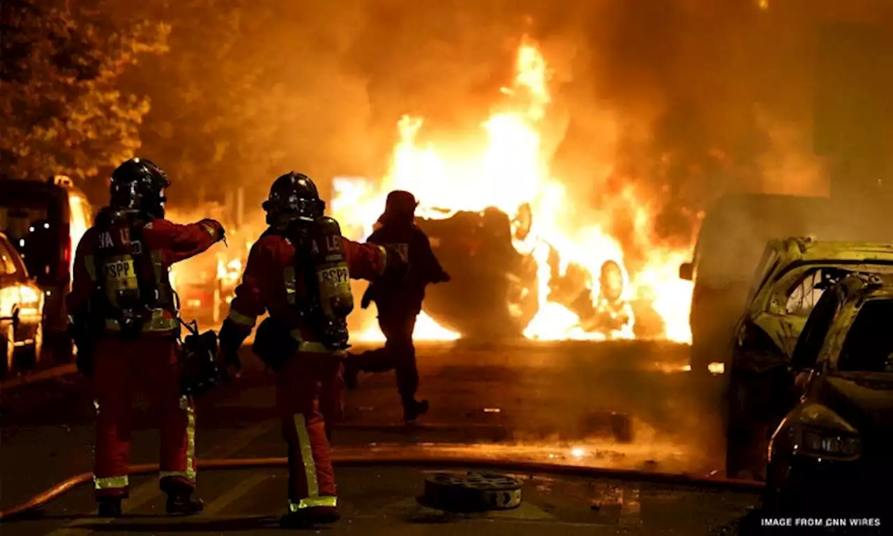 Fires rage as police detain nearly 1,000 on fourth night of French protests