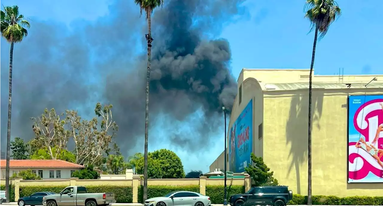 Transformador explota en los estudios Warner Bros en Burbank, California y provoca incendio | El Universal